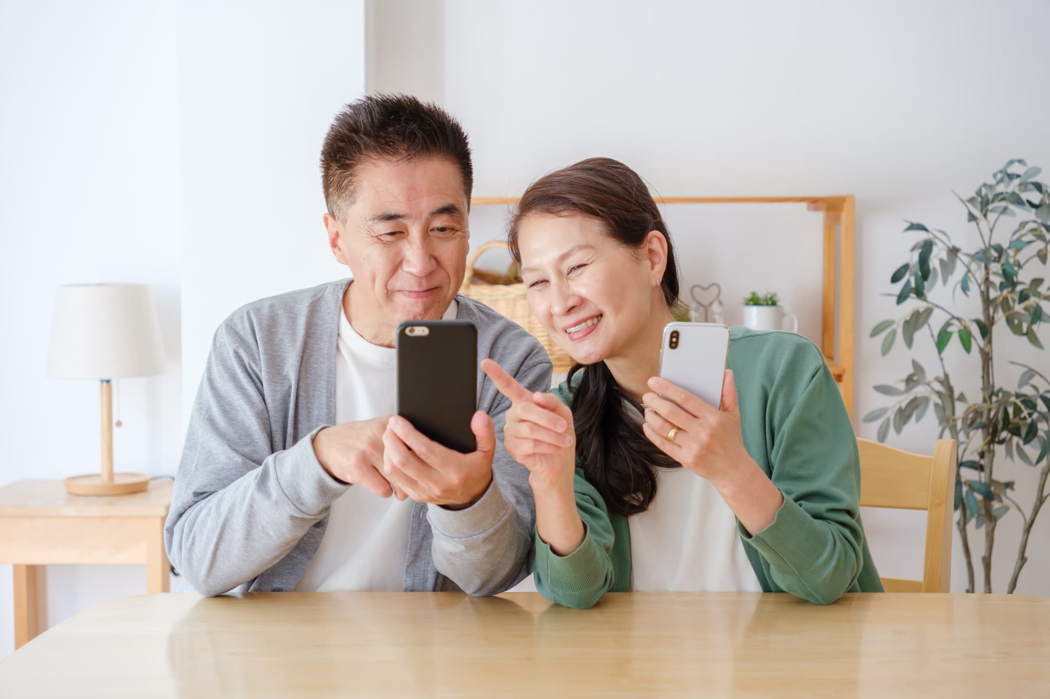スマホを見ながら団らんしている様子