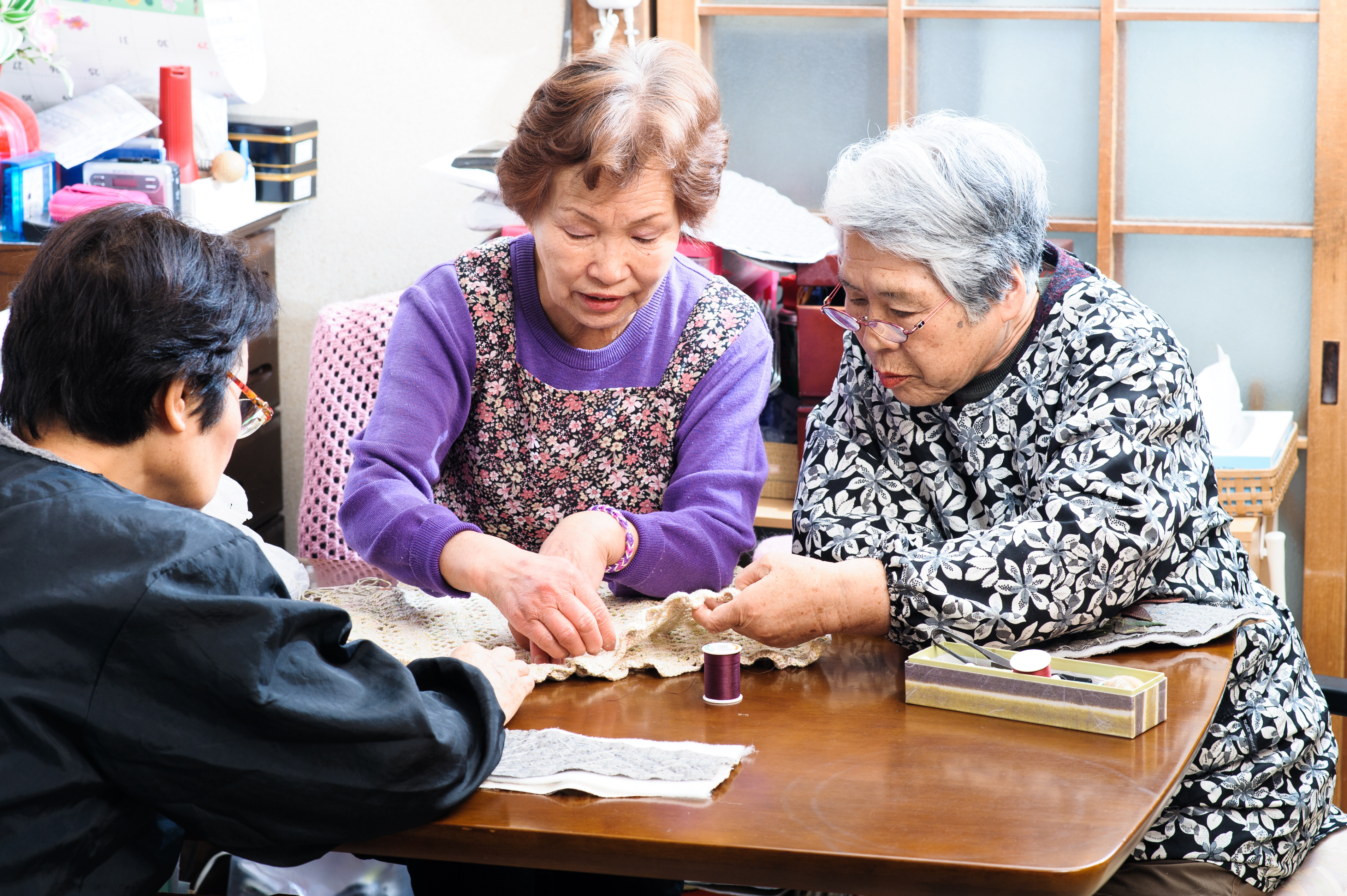 裁縫をしながらおしゃべりをしている高齢の女性,日本人