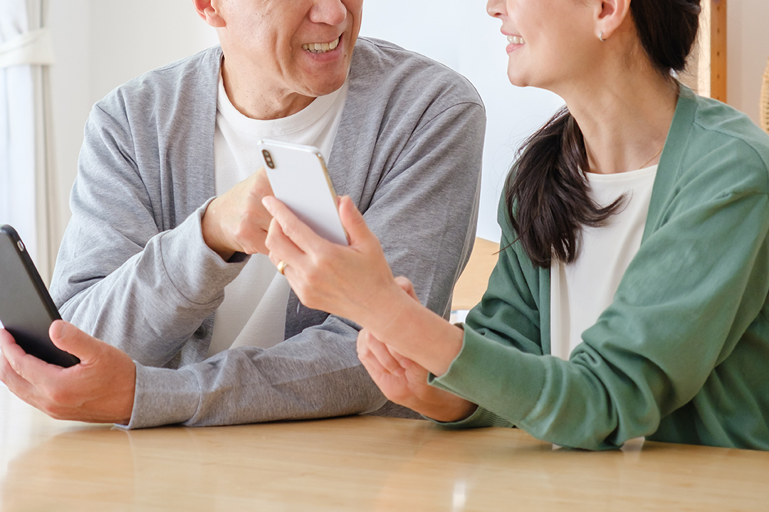 アプリを見ながら話す様子