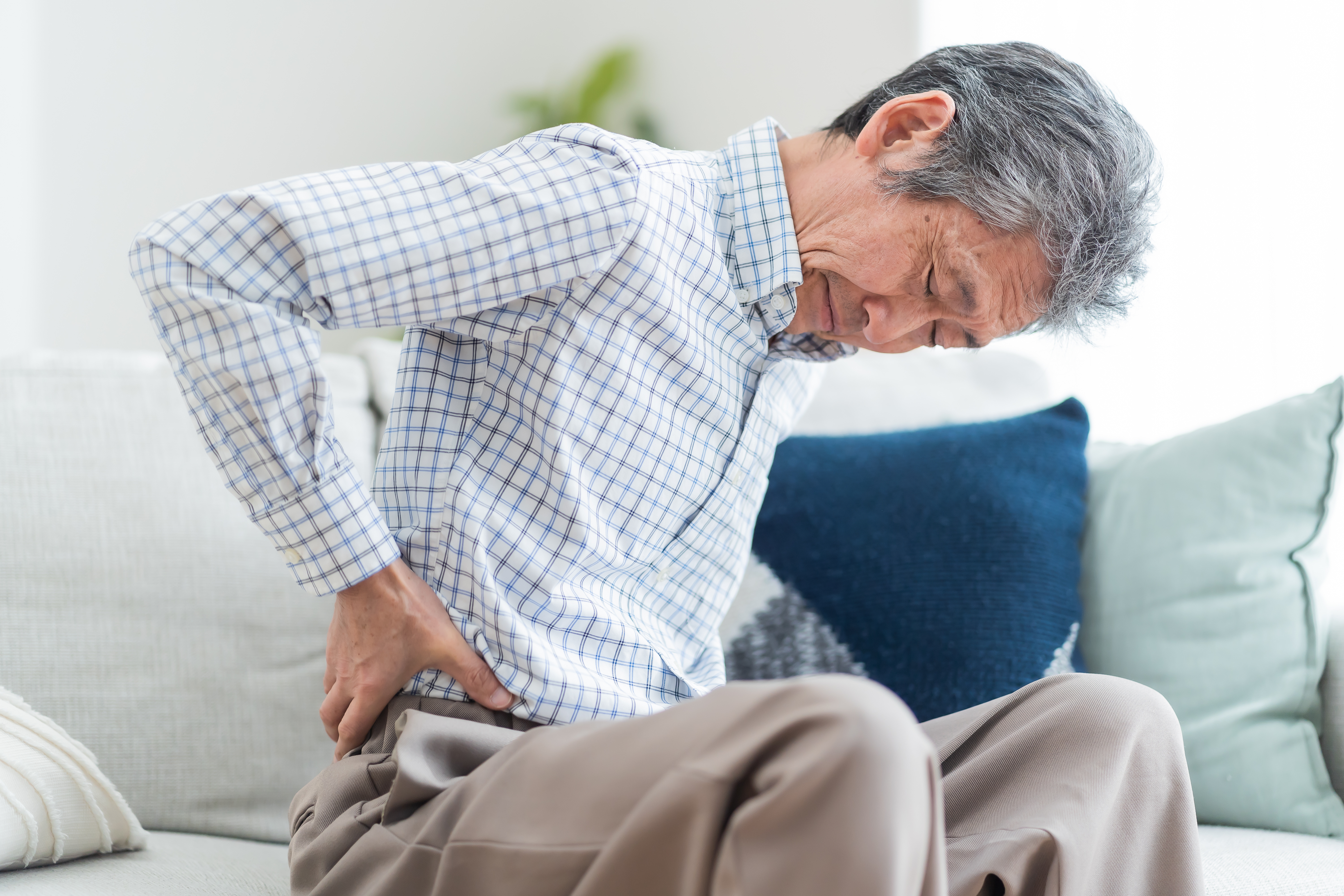 腰痛を訴える日本人男性