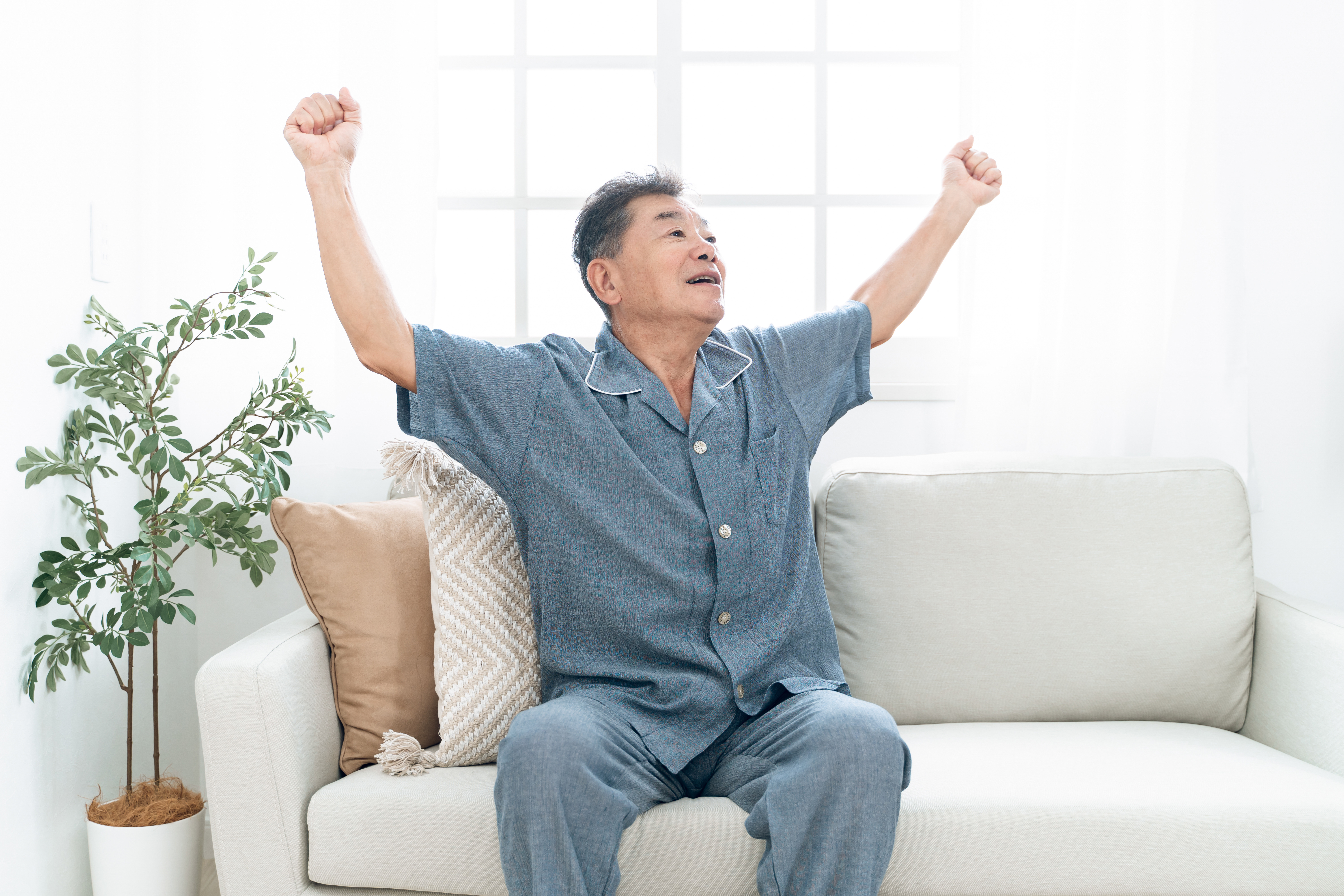 起床する高齢者男性